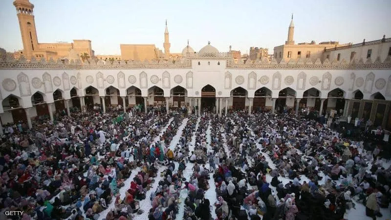 إجراءات مصرية متسارعة لمواجهة كورونا.. إغلاق للمساجد والكنائس