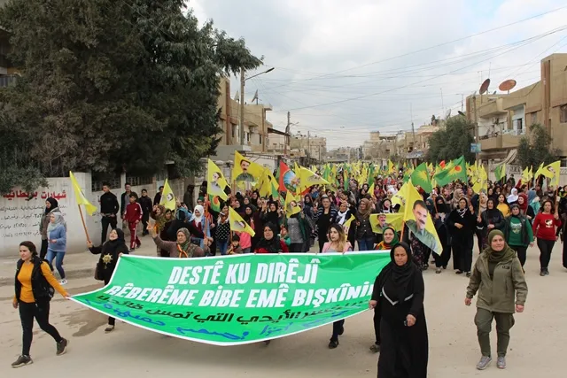 الآلاف يتظاهرون في كوباني وقامشلو للمطالبة بالكشف عن وضع القائد أوجلان