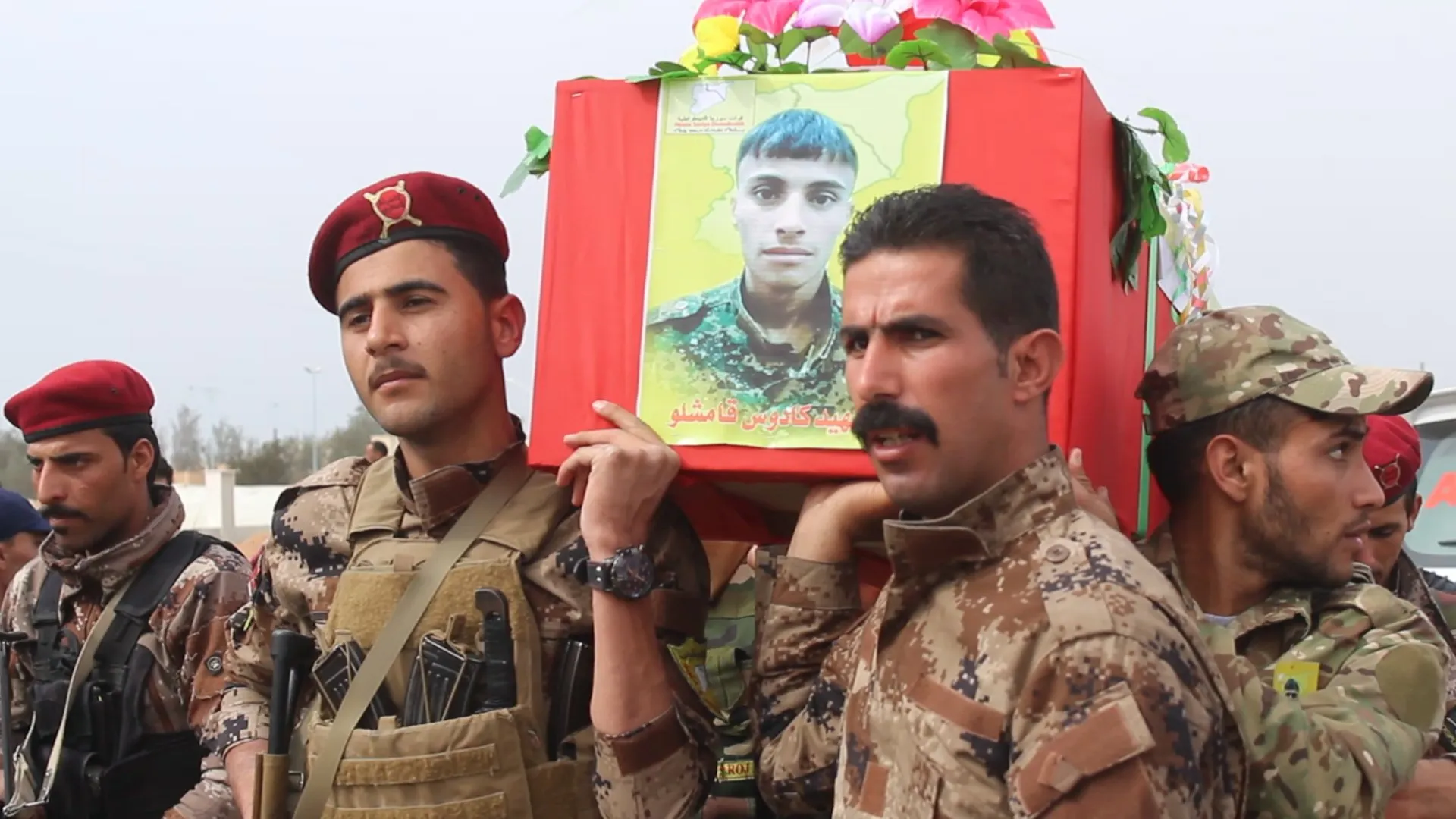 ​​​​​​​أهالي الطبقة يشيعون جثمان الشهيد عادل العرب