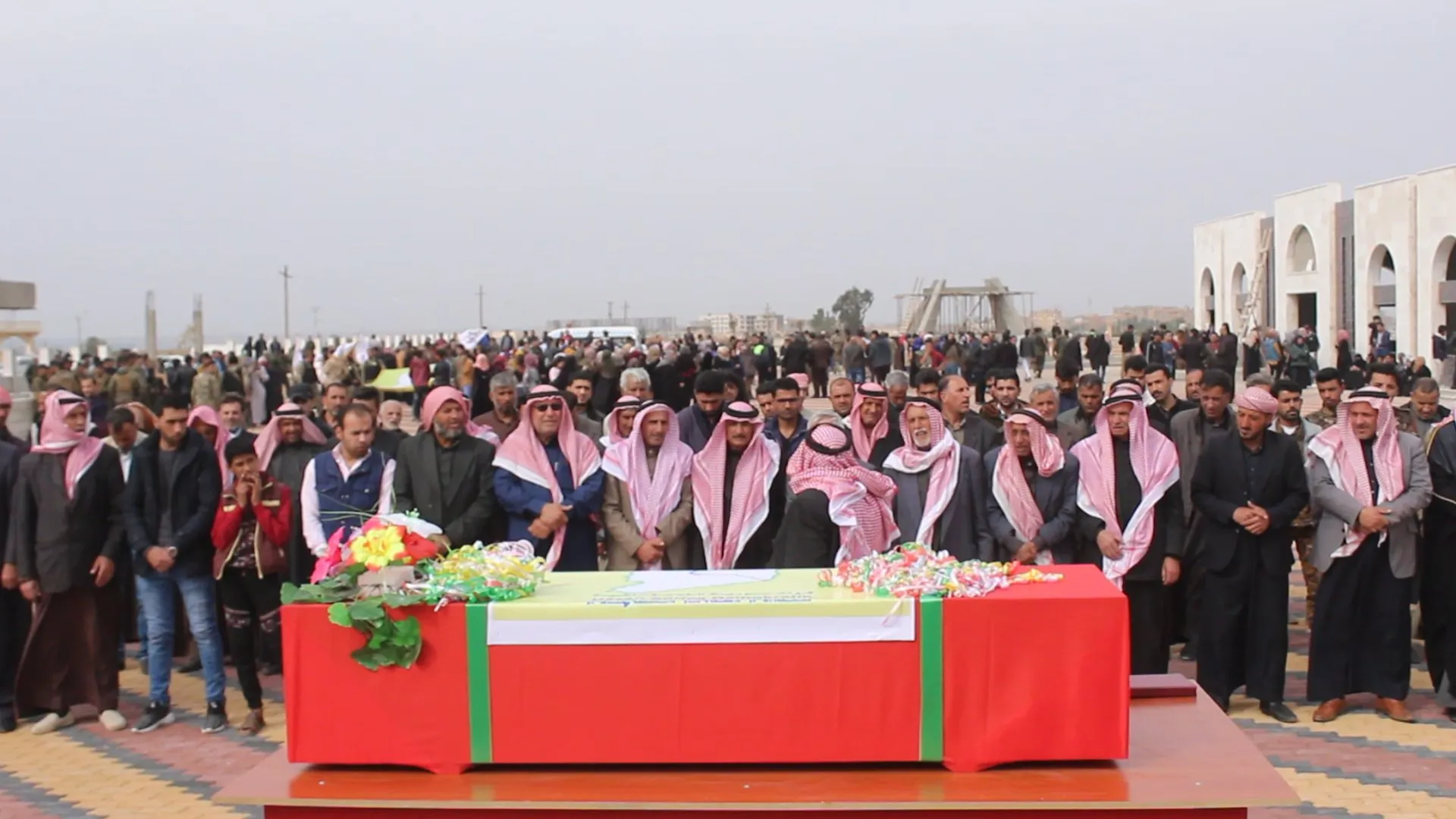 ​​​​​​​أهالي الطبقة يشيعون جثمان الشهيد عادل العرب