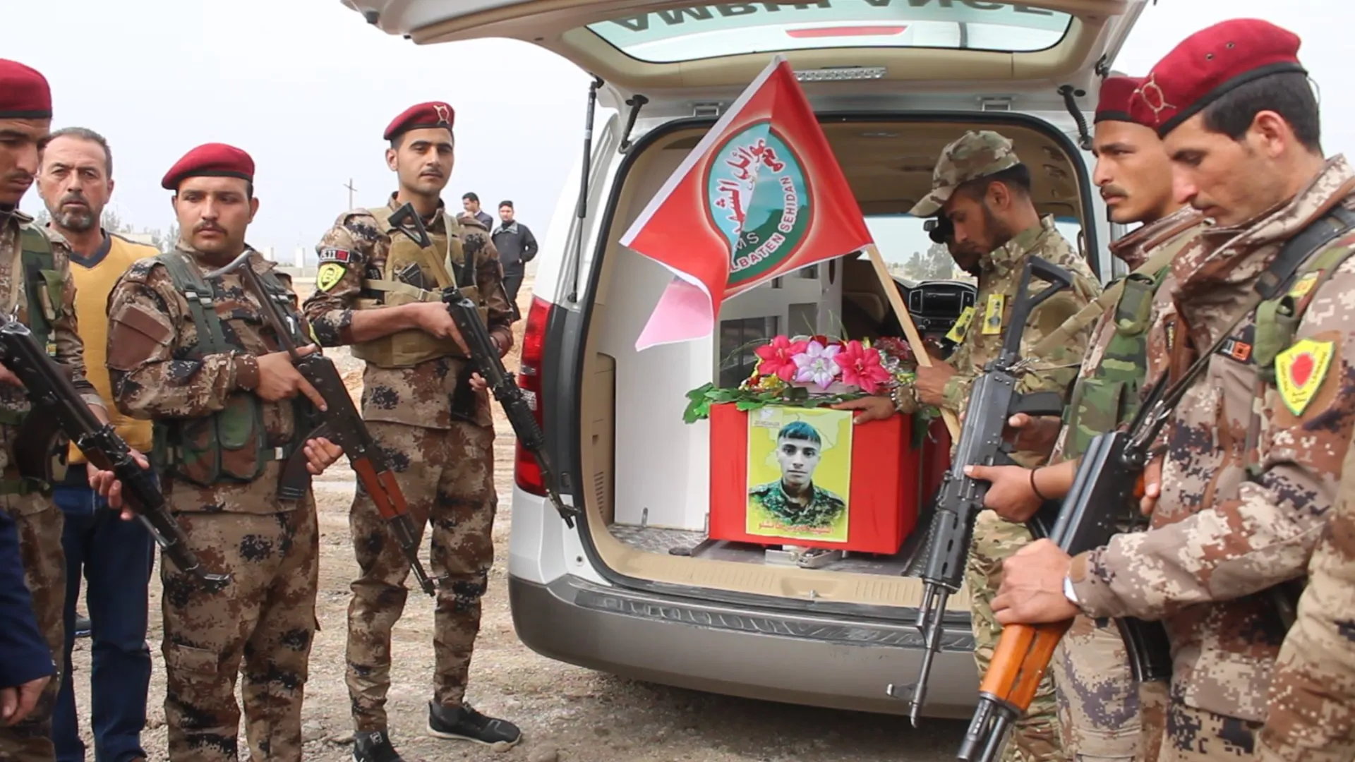 ​​​​​​​أهالي الطبقة يشيعون جثمان الشهيد عادل العرب