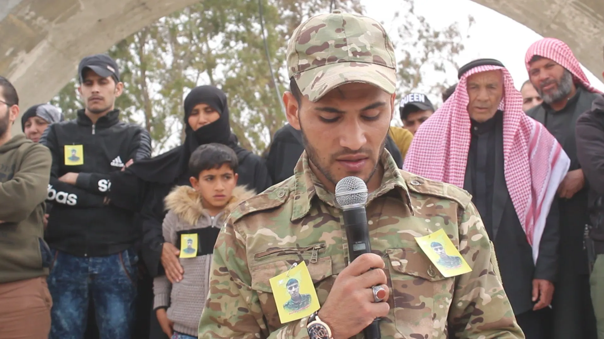 ​​​​​​​أهالي الطبقة يشيعون جثمان الشهيد عادل العرب