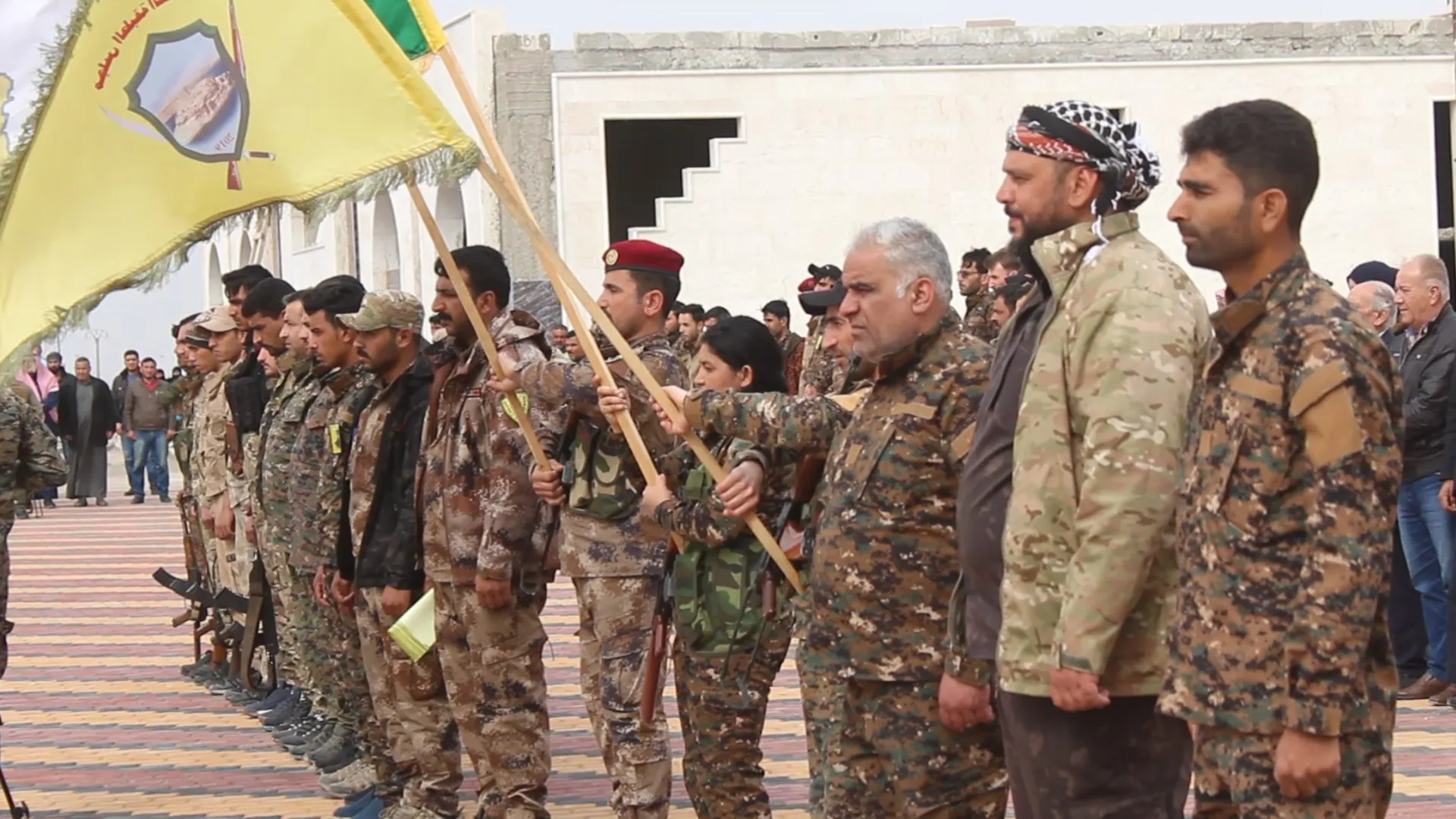 ​​​​​​​أهالي الطبقة يشيعون جثمان الشهيد عادل العرب