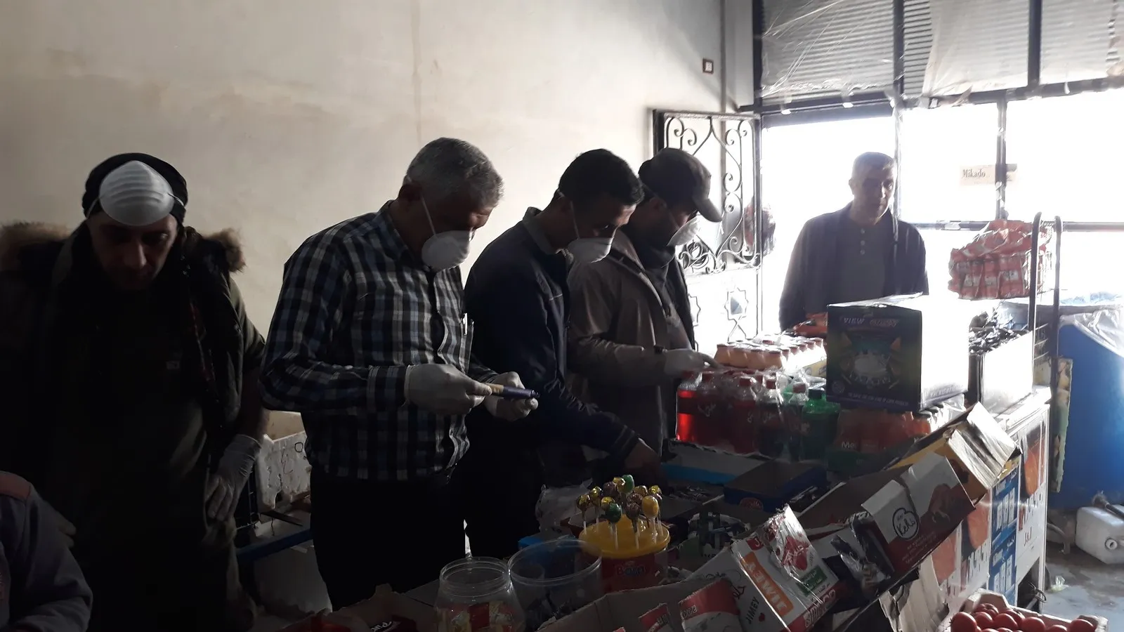 تزامناً مع حظر التجوال... لجنة الضابطة والتموين تمنع الاحتكار في الشهباء