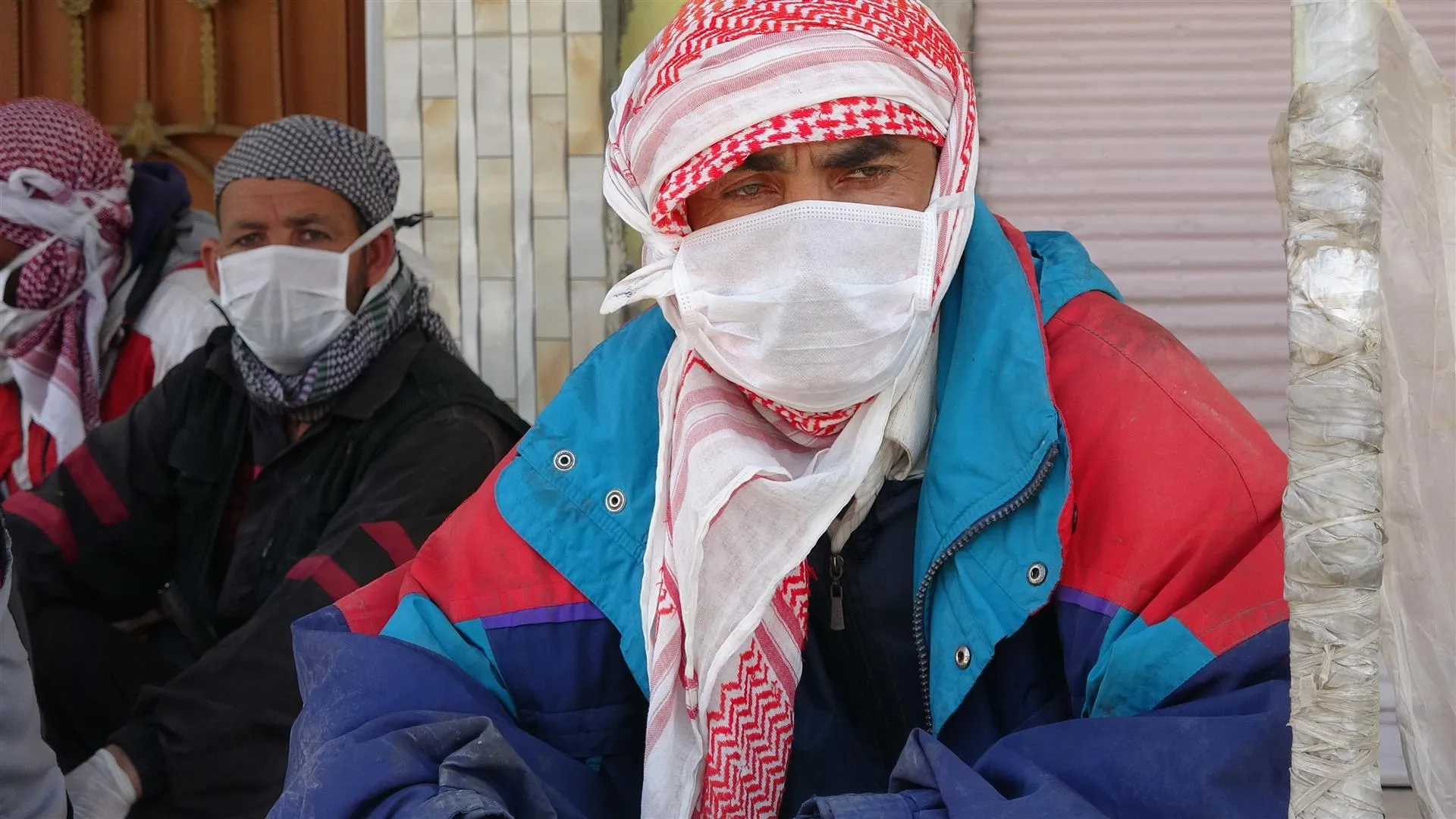 ​​​​​​​عمال النظافة: التزموا بالحظر, نحن نعرض أنفسنا للخطر من أجلكم