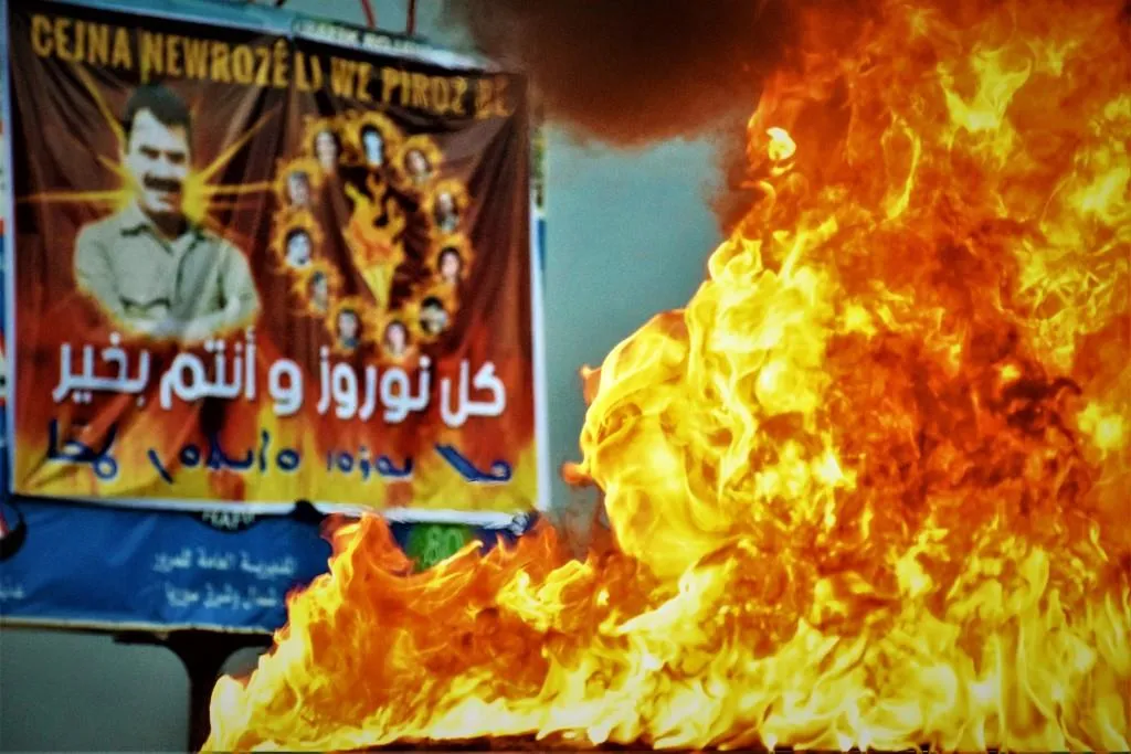 ​​​​​​​أهالي قامشلو يوقدون شعلة النوروز ضمن تجمعات صغيرة