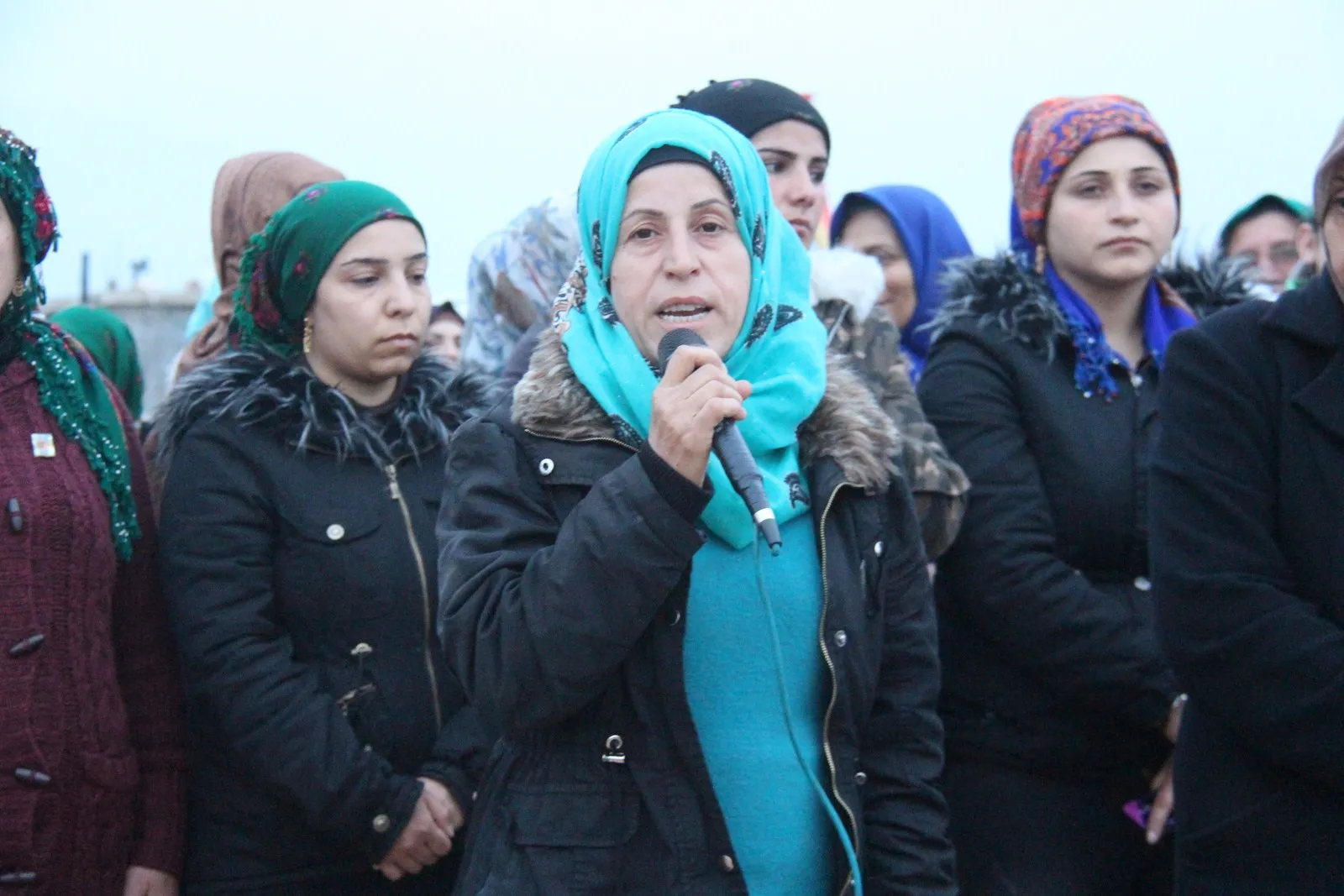 ​​​​​​​بالتزامن مع اليوم العالمي للمرأة أضرحة شهداء مقاومة العصر تتزين بأكاليل الورود وتنار بالشموع