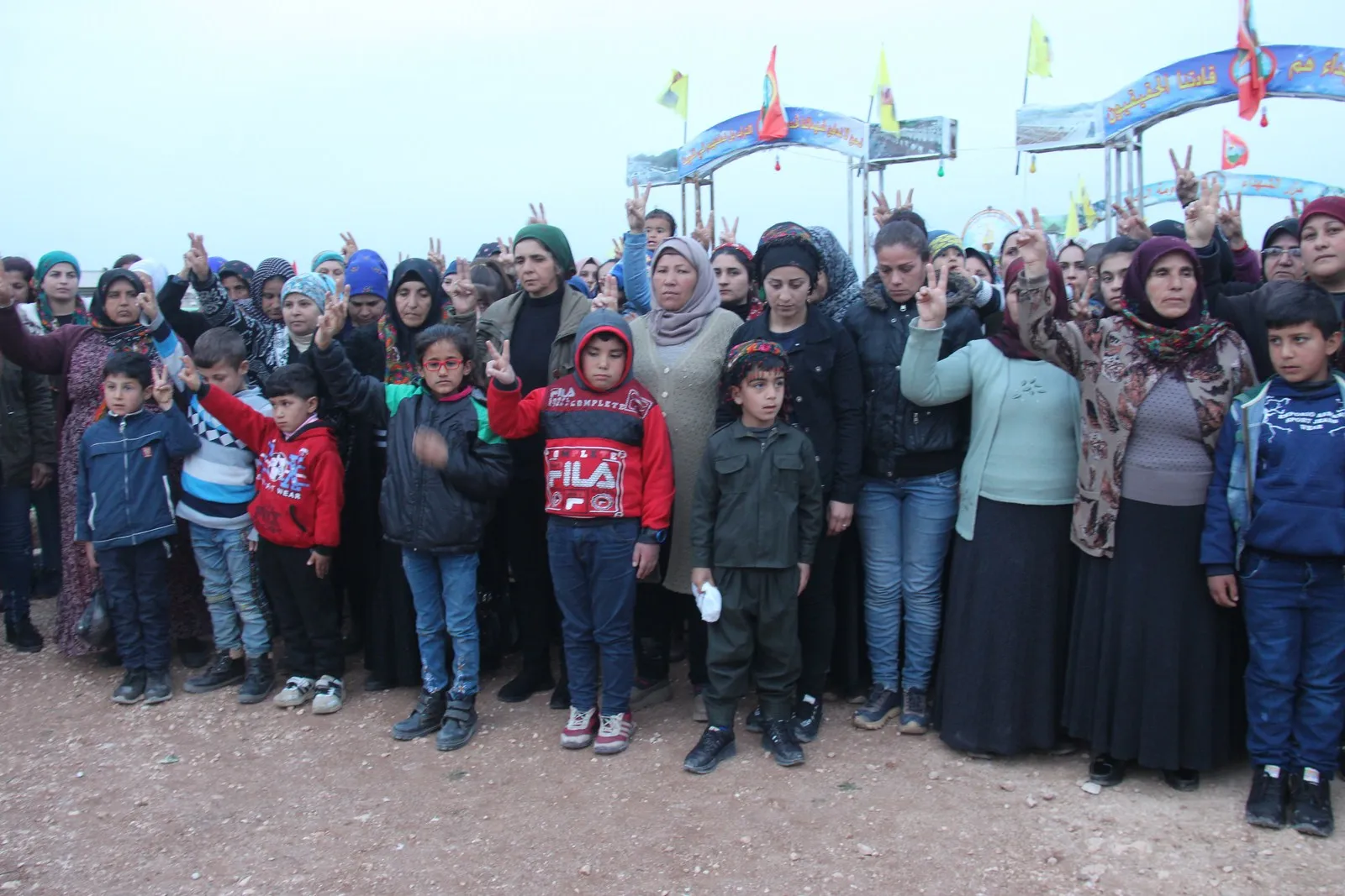 ​​​​​​​بالتزامن مع اليوم العالمي للمرأة أضرحة شهداء مقاومة العصر تتزين بأكاليل الورود وتنار بالشموع