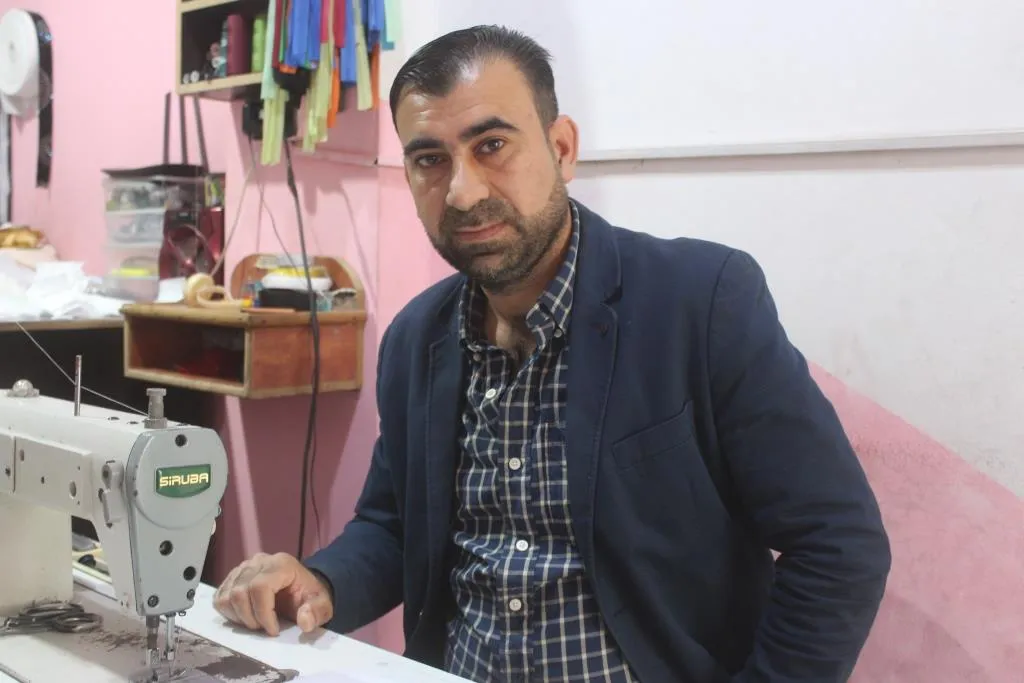 خياط ألبسة نسائية يتحول إلى خياطة الكمامات في ظل نقصها