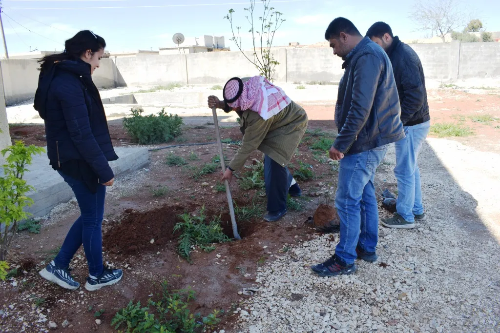 مؤسسات عين عيسى تزرع الأشجار احتفالاً بميلاد القائد أوجلان