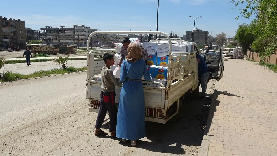 توزيع الدفعة الأولى من المساعدات في مقاطعة قامشلو