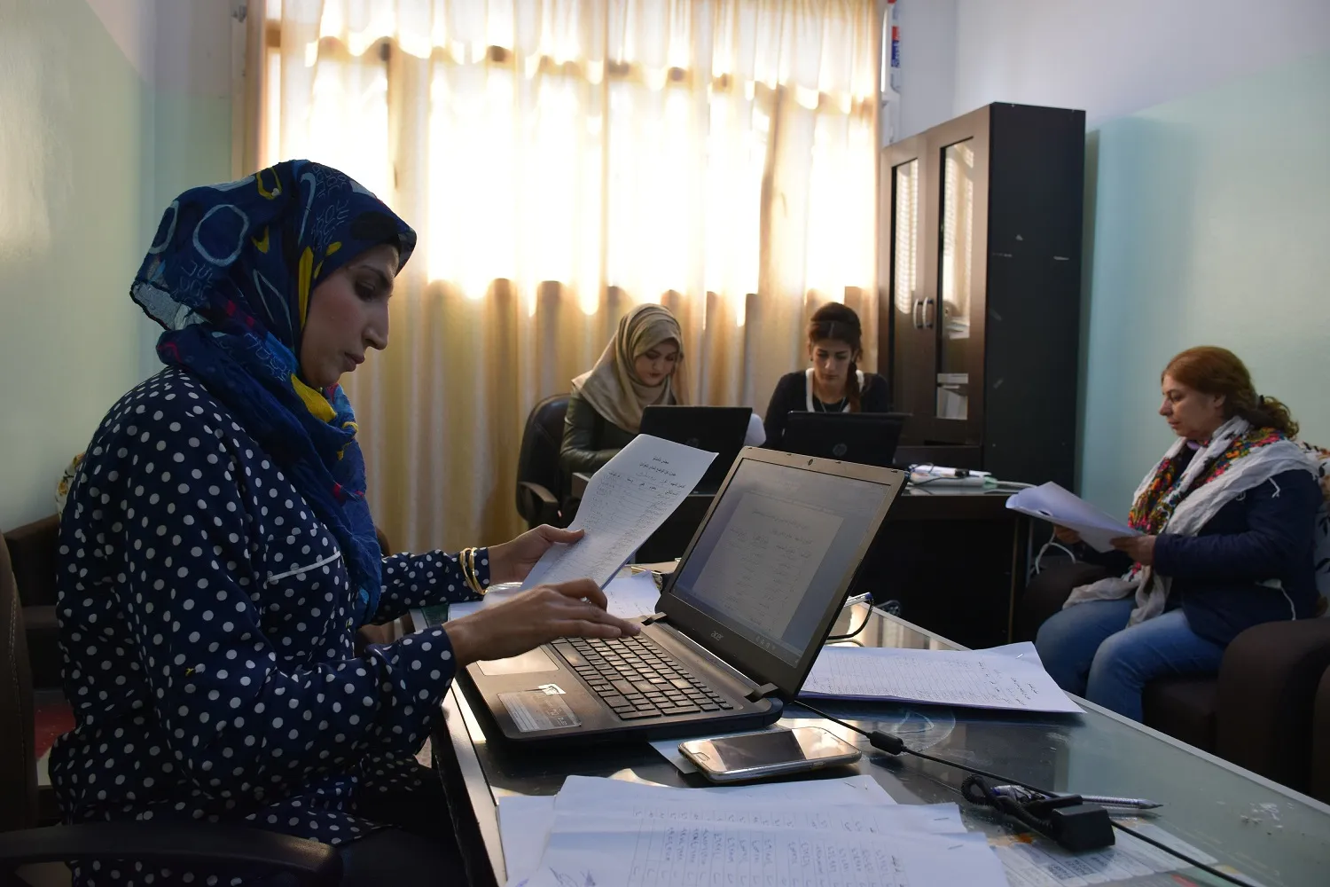 عملاً بقرار الإدارة الذاتية...العمل مستمر لتوزيع السلل الغذائية