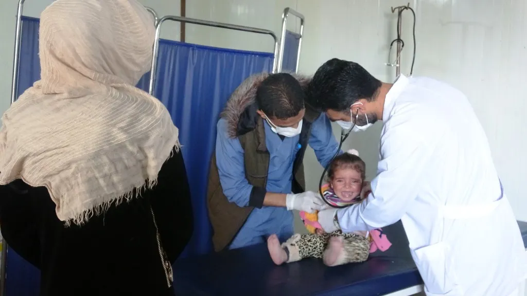 بالرغم من قلة الدعم.. النقطة الطبية في مخيم تل السمن تقدم الخدمات للمهجرين