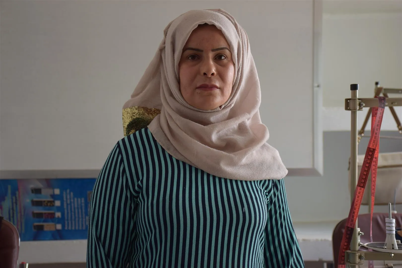 ​​​​​​​المرأة الشابة في الهول تبادر بصنع الكمامات لتوزيعها على الأهالي بالمجان