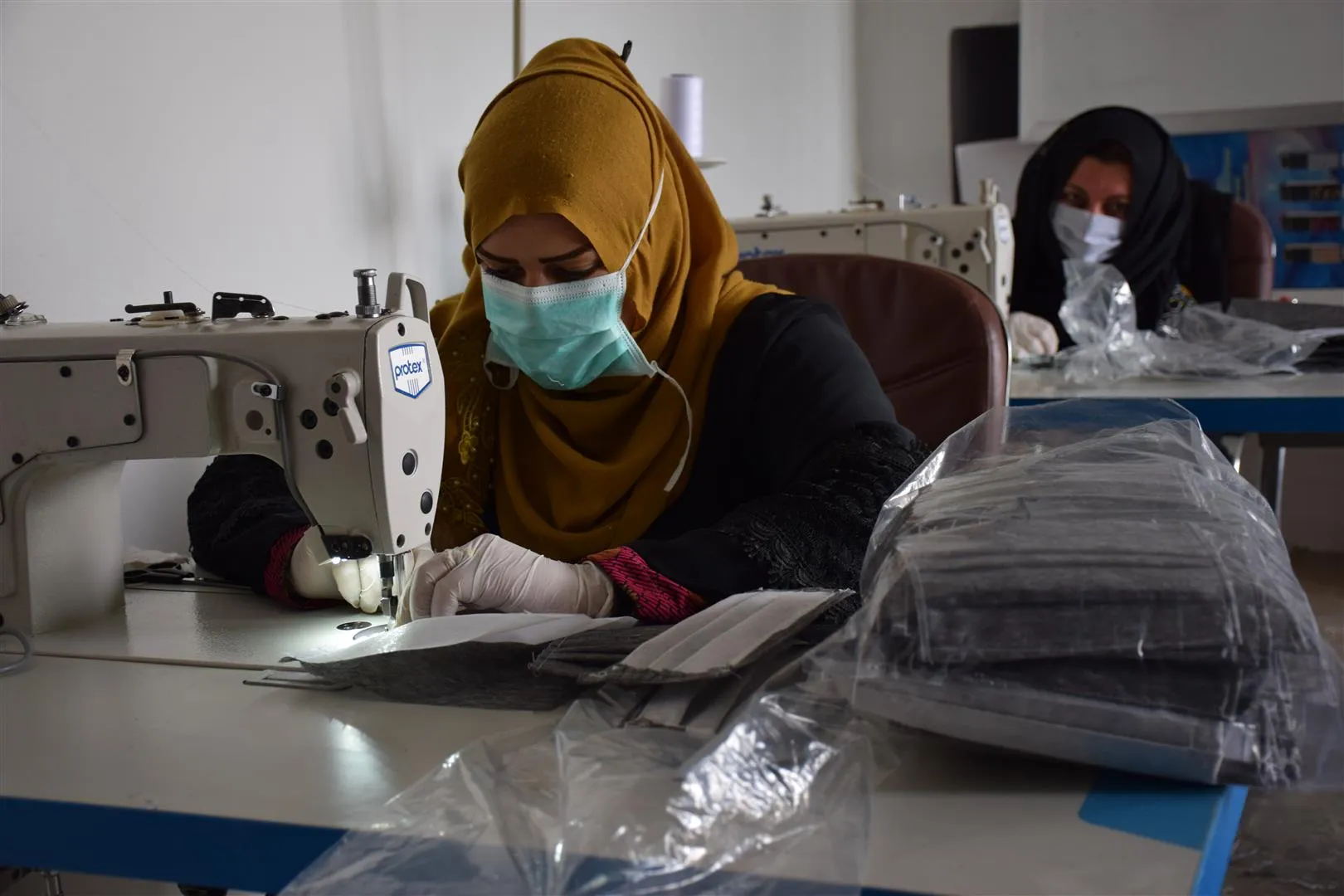 ​​​​​​​المرأة الشابة في الهول تبادر بصنع الكمامات لتوزيعها على الأهالي بالمجان