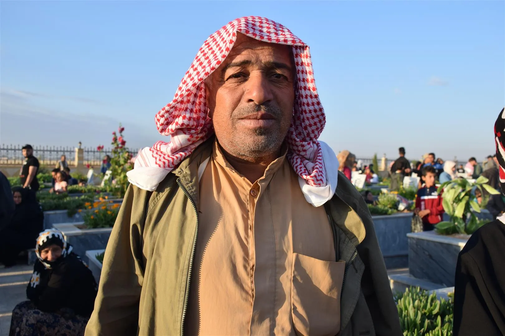 أهالي شمال وشرق سوريا يبدؤون عيدهم بزيارة أضرحة الشهداء