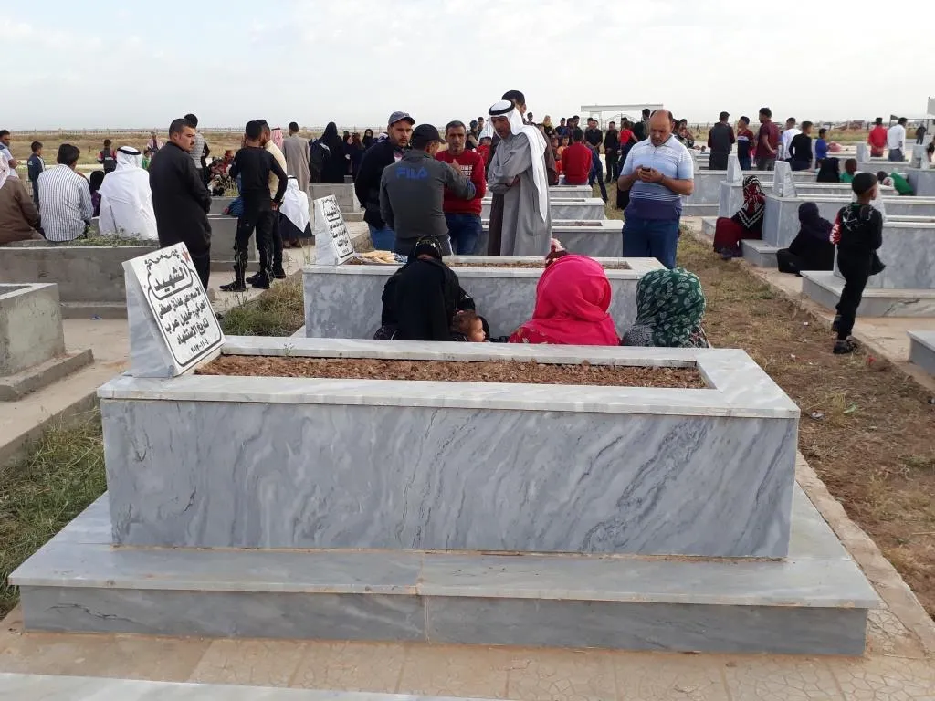 أهالي شمال وشرق سوريا يبدؤون عيدهم بزيارة أضرحة الشهداء