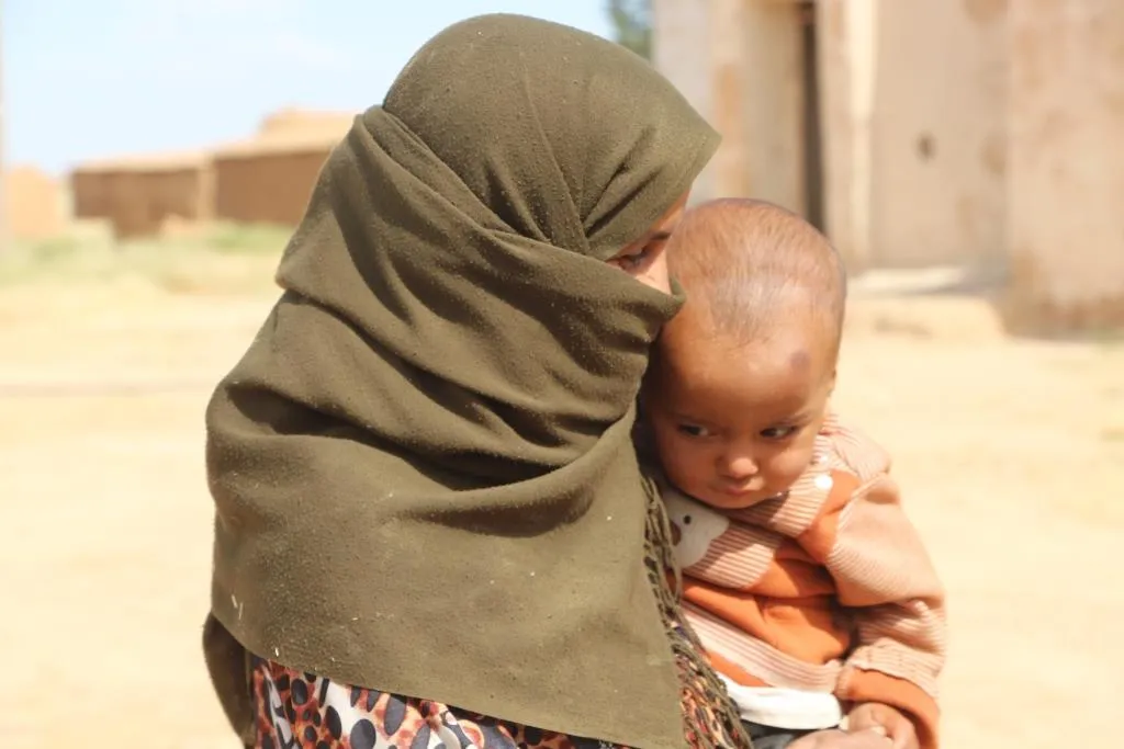 "نحمي أطفالنا من الهجمات في أحضاننا"