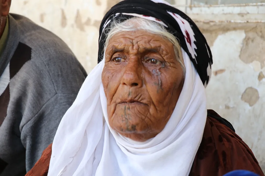 ​​​​​​​الأم فضة... علامات الشقاء شاهدة على حياتها المتنقلة