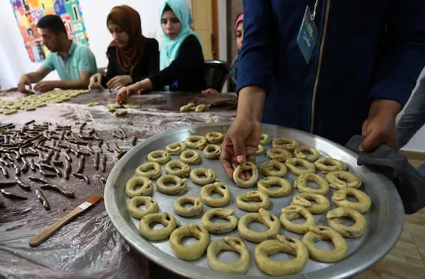 "كعك وفسيخ" ومشاريع صغيرة تُبعث عن ملامح عيد الفطر في غزة