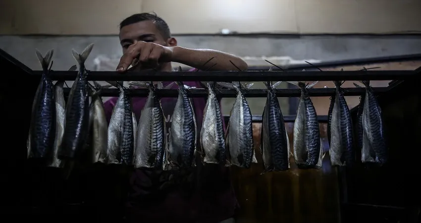 "كعك وفسيخ" ومشاريع صغيرة تُبعث عن ملامح عيد الفطر في غزة