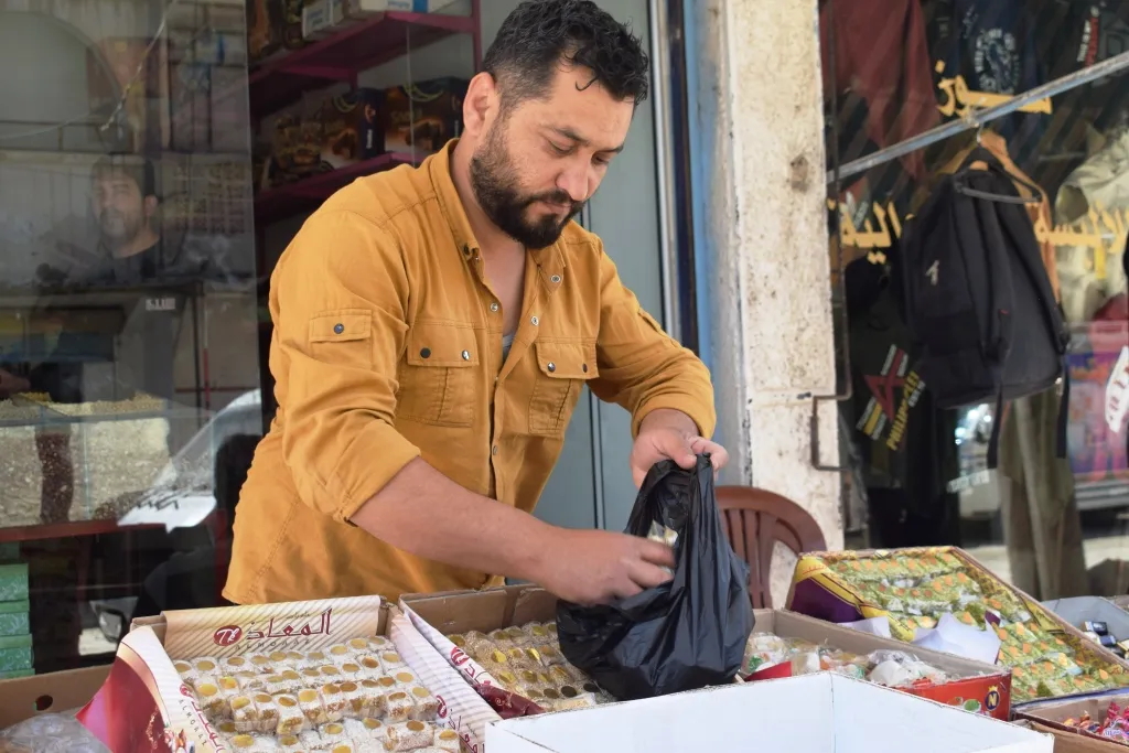 تدهور الليرة السورية يلقي بظلاله على استعدادات الأهالي للعيد في كوباني