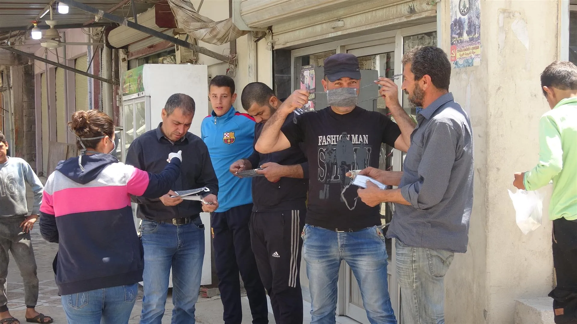 اتحاد المرأة الشابة في الحسكة يوزّع الكمامات على الأهالي مجاناً