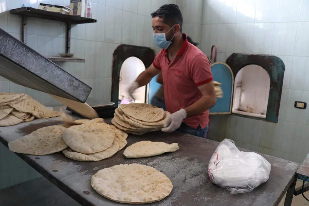فرن خاص يوزع الخبز مجاناً على الأهالي طيلة شهر رمضان