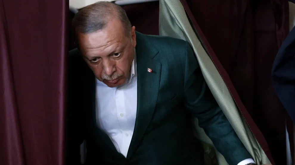 أحمد داوود أوغلو يتوقع انهيار حزب أردوغان قريباً