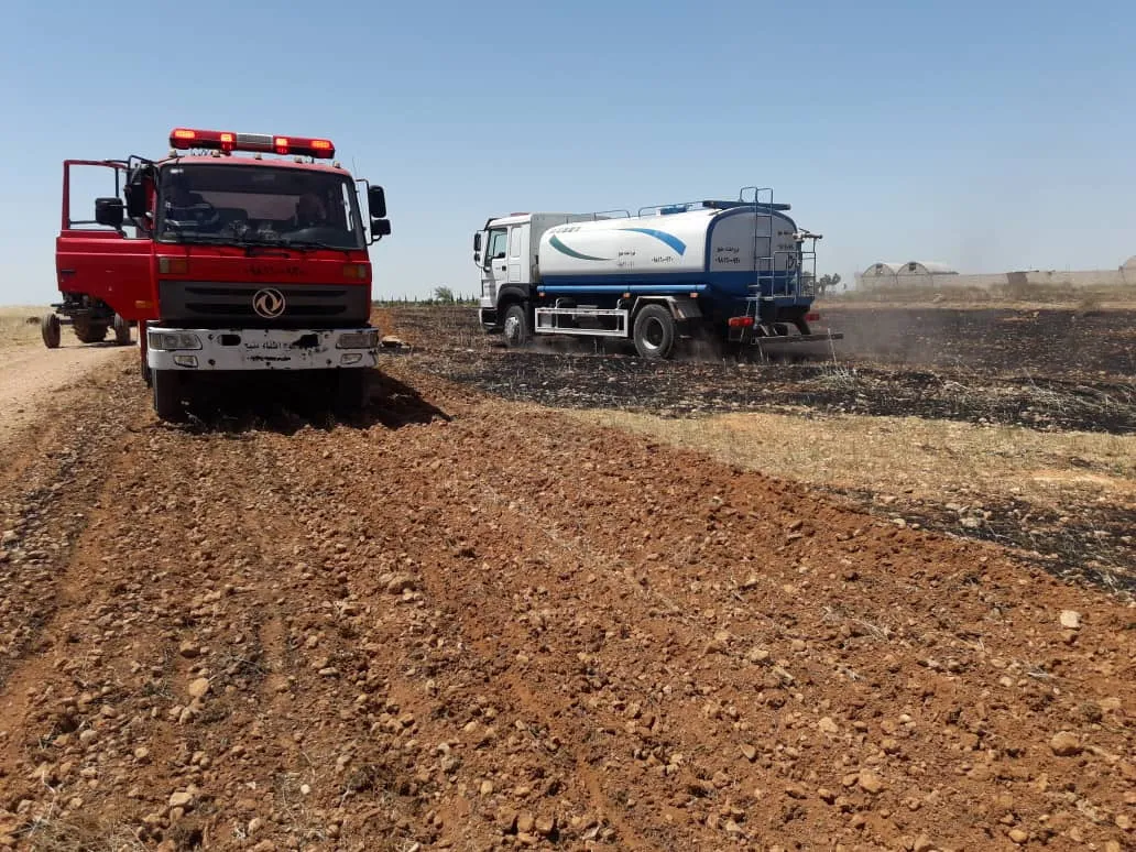 ​​​​​​​فرق إطفاء منبج تسيطر على حريق اندلع في أرض في قرية عوسجلي كبير