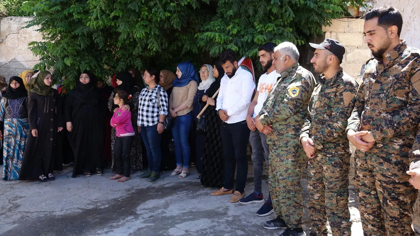 تقديم واجب العزاء لذوي شهيدين في الطبقة  