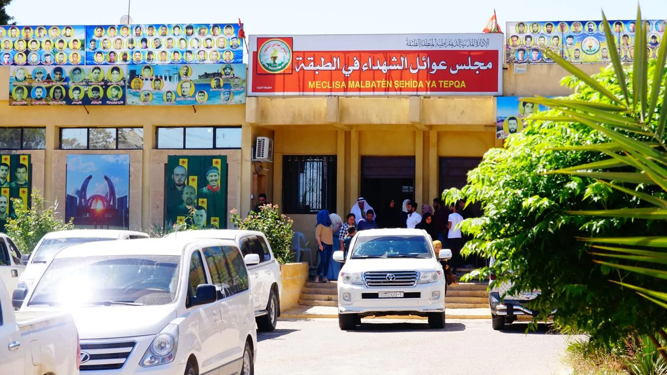 تقديم واجب العزاء لذوي شهيدين في الطبقة  