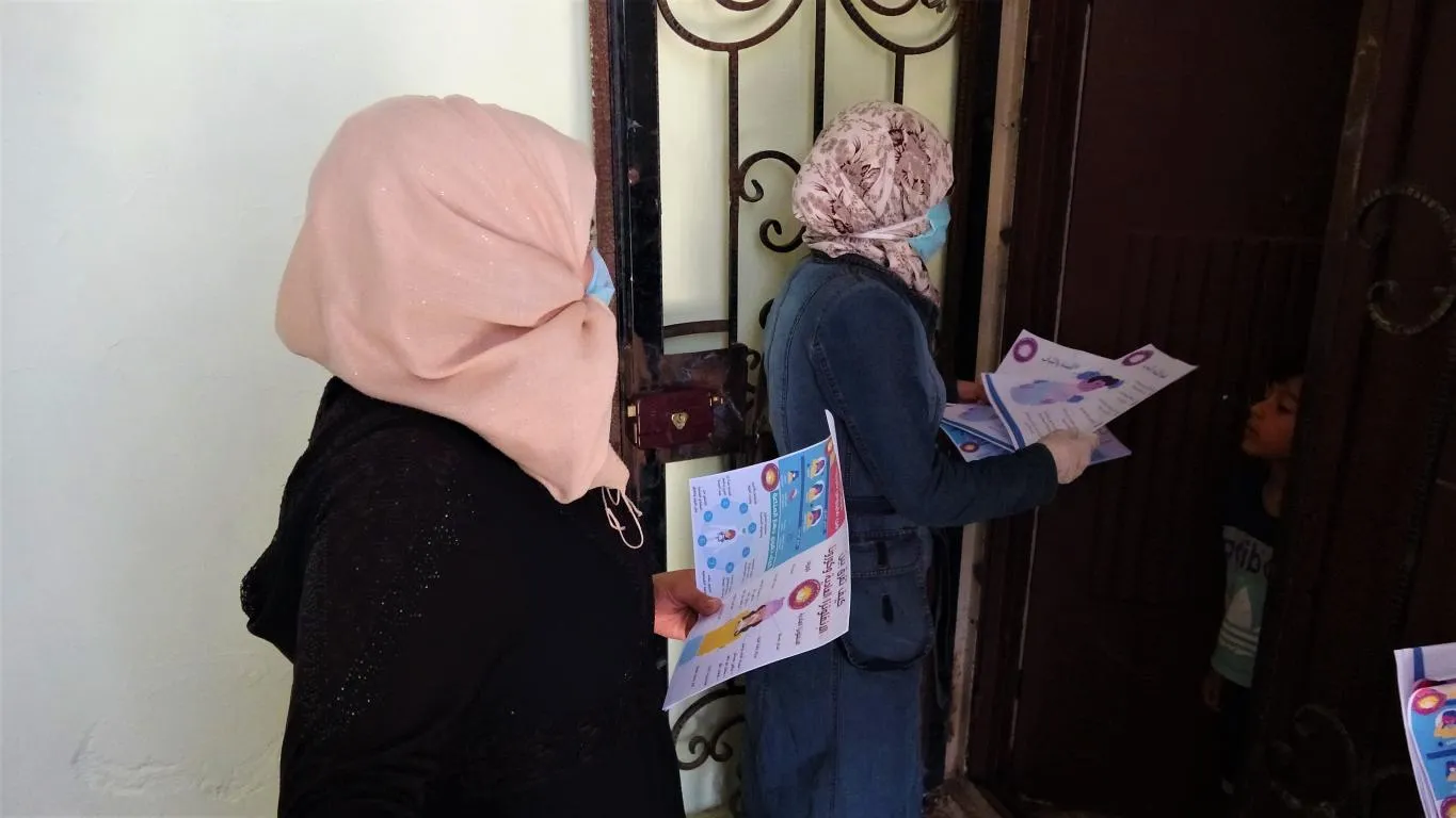 ​​​​​​​إدارة المرأة في الطبقة توزع منشورات توعوية على الأهالي