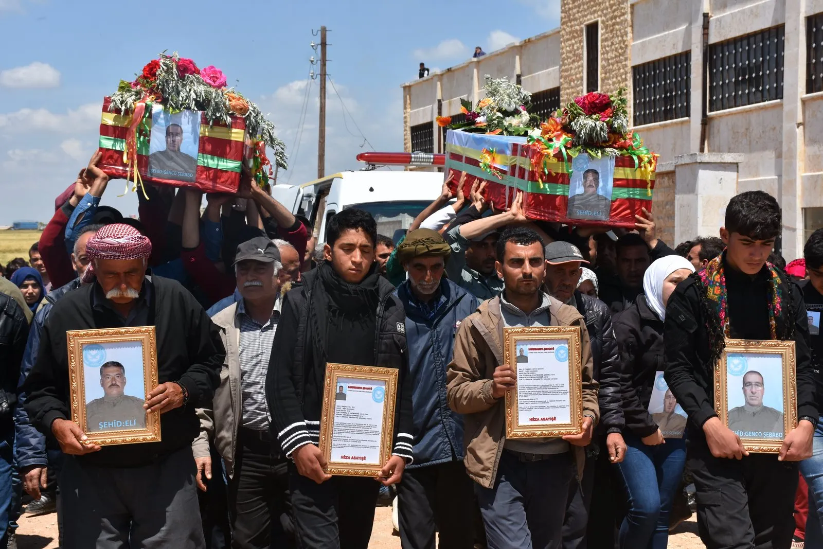 ​​​​​​​أهالي إقليم عفرين يشيعون شهيدين إلى مثواهما الأخير