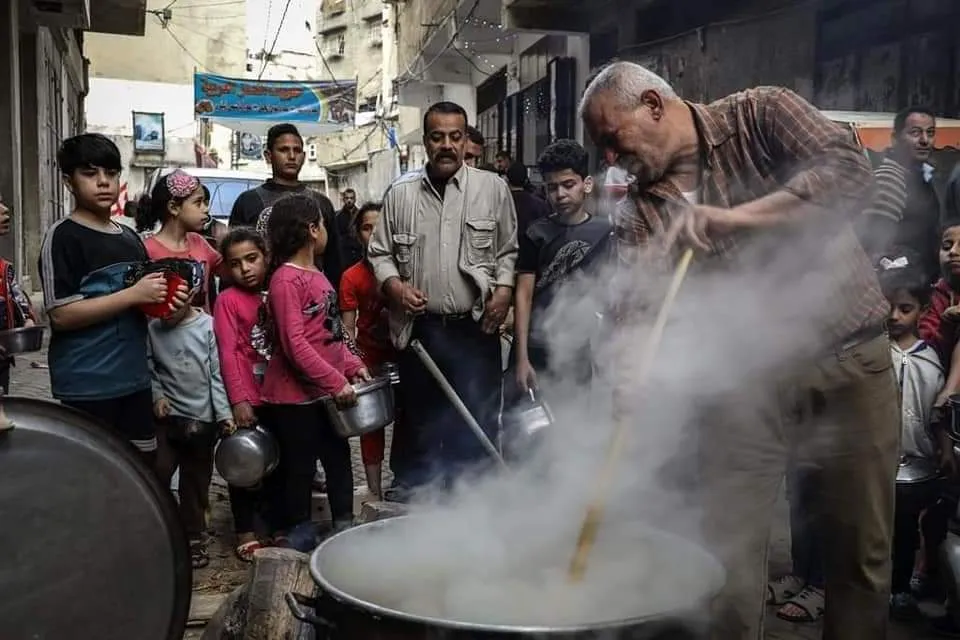 لتجاوز حدة الأزمات المعيشية.. مبادرات فردية في قطاع غزة لإطعام الأسر الفقيرة