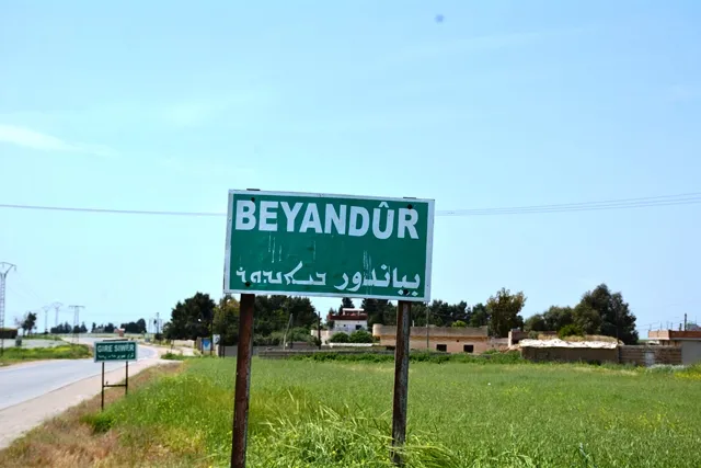 مغتربون بعيدون عن الوطن قريبون من أهلهم