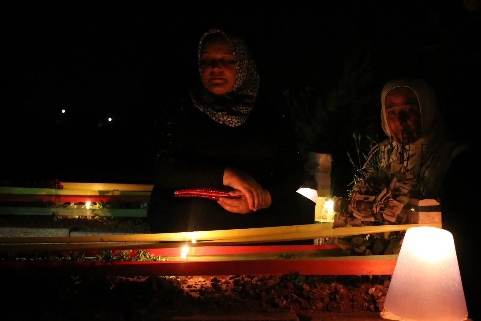 إيقاد الشموع على أضرحة الشهداء في حلب