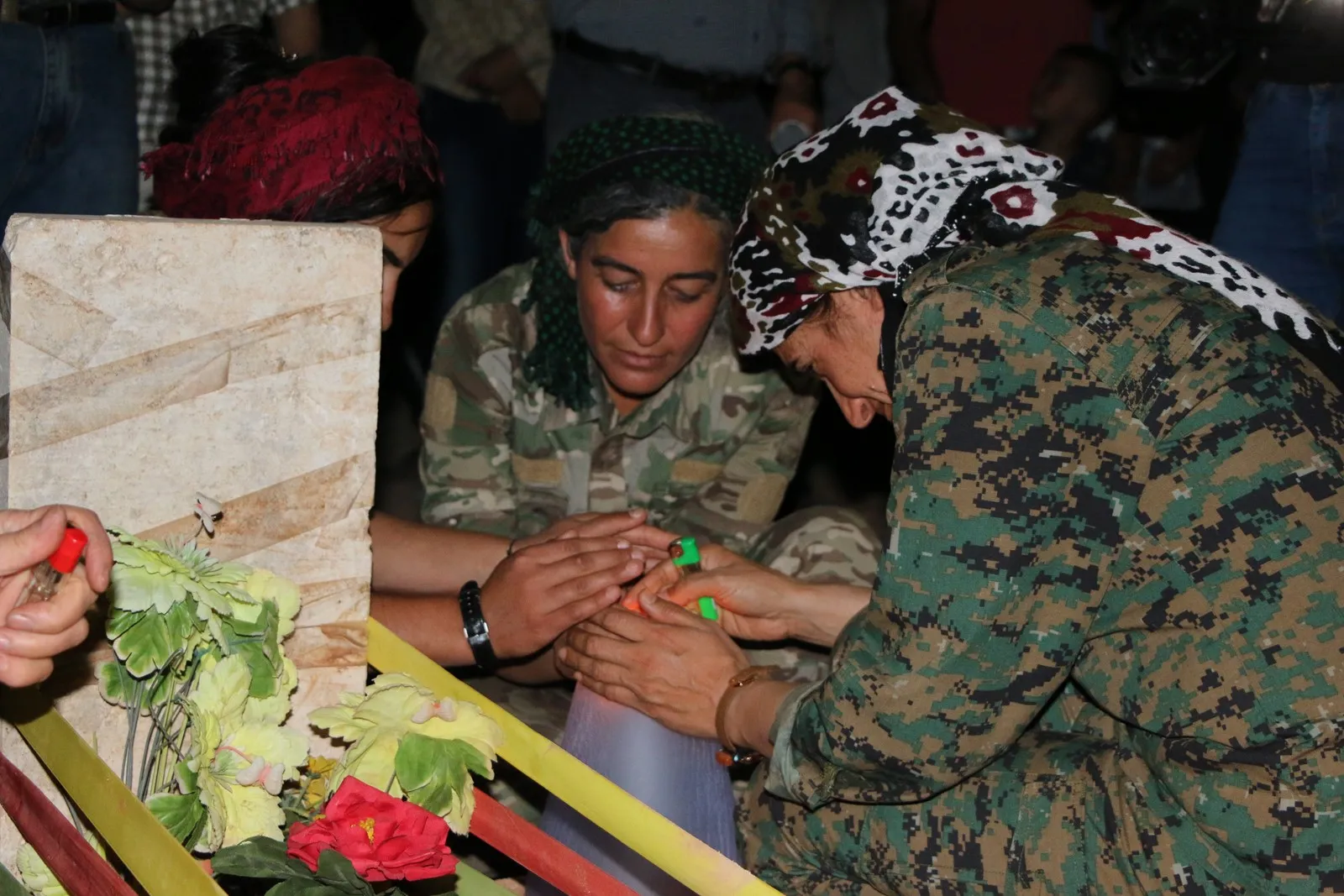 إيقاد الشموع على أضرحة الشهداء في حلب