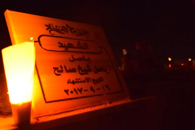 في عيدهم.. أسر الشهداء في روج آفا توقد الشموع على الأضرحة - تم التحديث