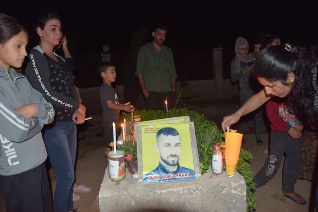 في عيدهم.. أسر الشهداء في روج آفا توقد الشموع على الأضرحة - تم التحديث