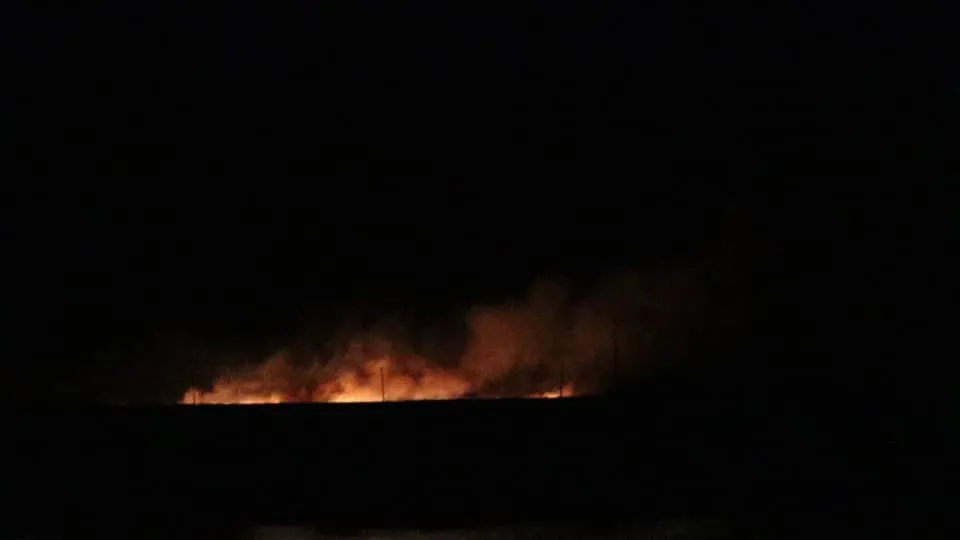 احتراق منزل ومساحات زراعية نتيجة قصف الاحتلال لريف عين عيسى