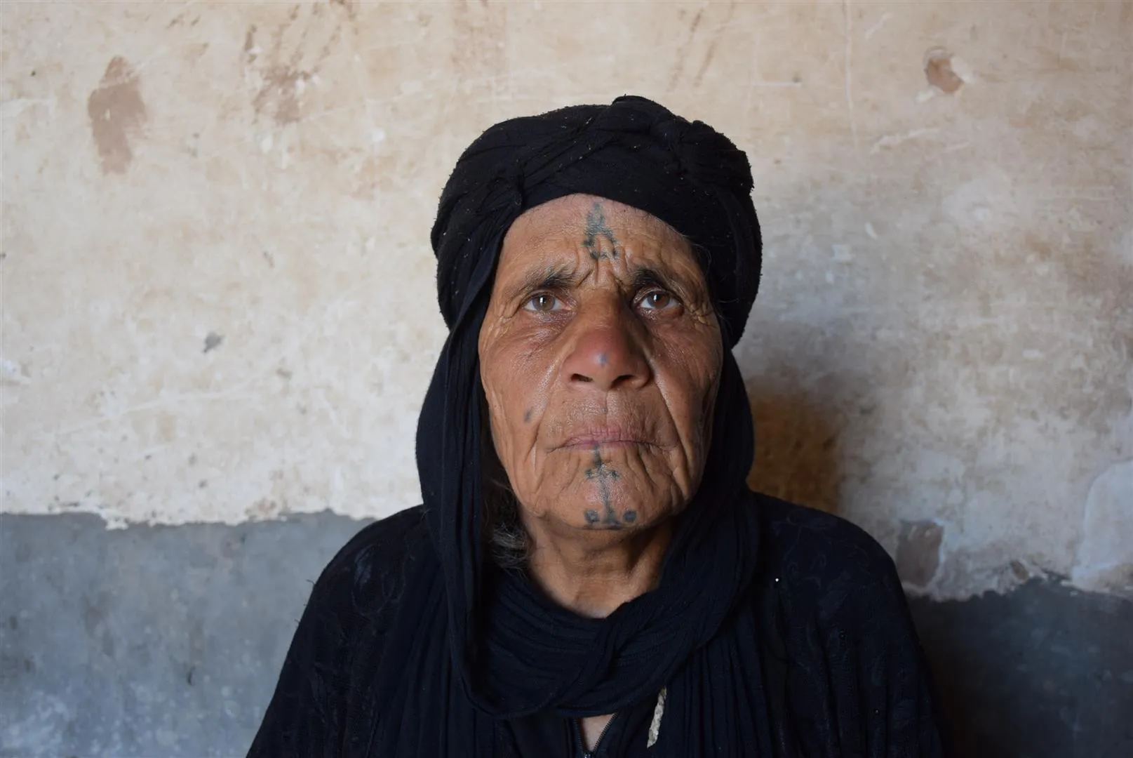 مسنّة شهدت مجزرة في قريتها ومتخوفة من تكرارها على يد المرتزقة