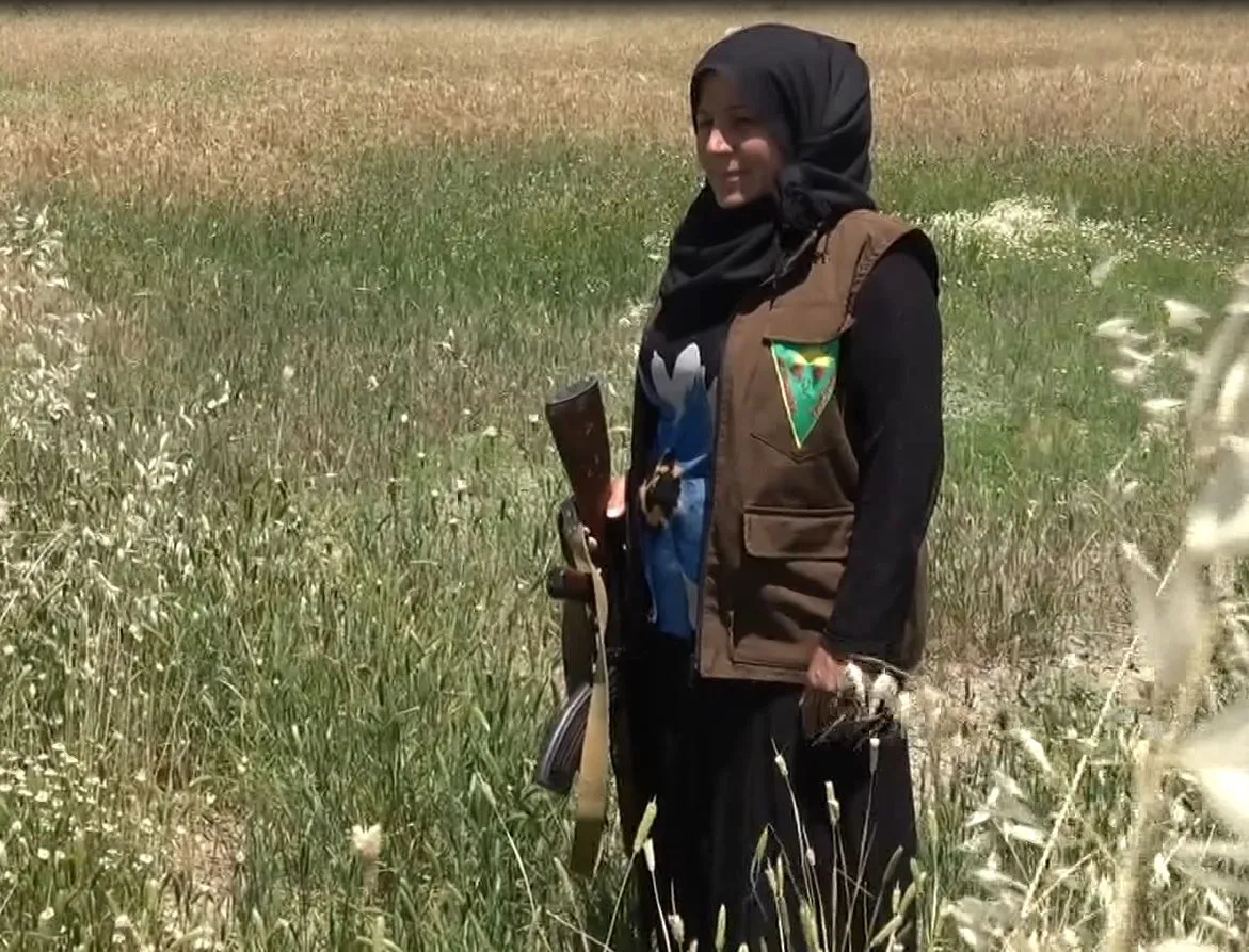 نساء يحمين المحاصيل الزراعية: حمايتها واجب على كل فرد في المجتمع