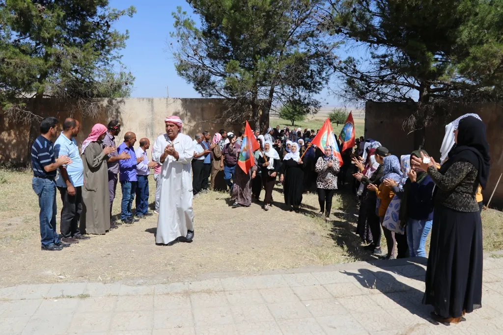 أهالي منطقة ديرك ونواحيها يقدّمون واجب العزاء لذوي الشّهيد أسامة
