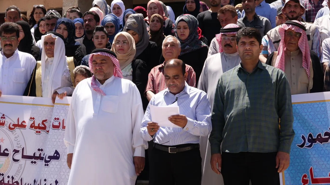 أهالي الرقة والطبقة يستنكرون الهجمات التركية على أهالي شنكال ومخيم مخمور