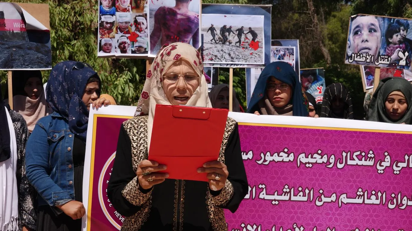 أهالي الرقة والطبقة يستنكرون الهجمات التركية على أهالي شنكال ومخيم مخمور