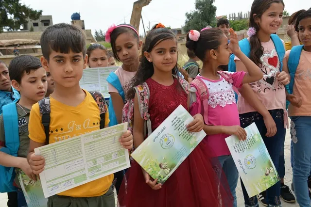 لجنة متابعة المدارس توزع الجلاءات على الطلبة