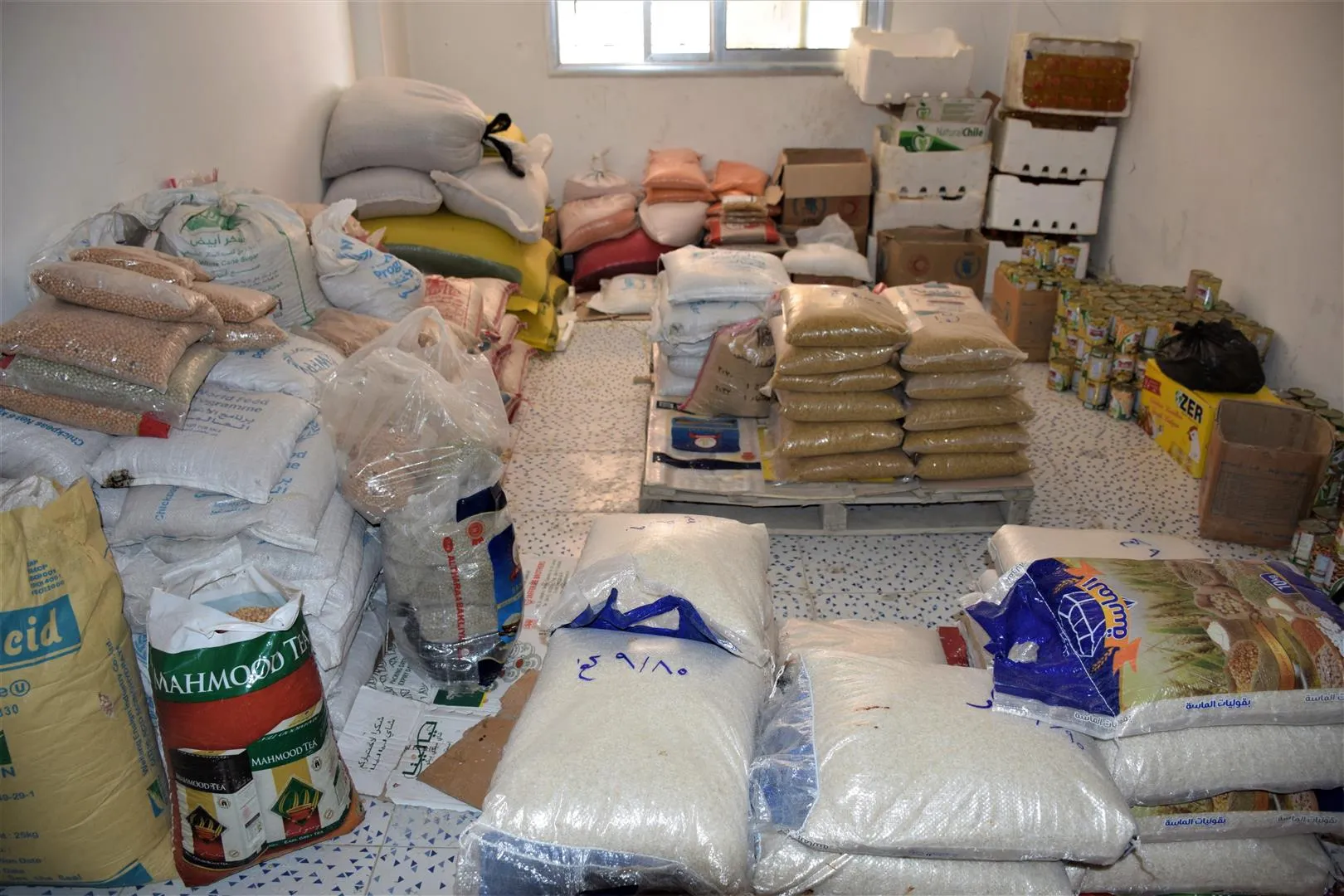 ضبط طن من المواد منتهية الصلاحية ومخالفة التجار حسب قوانين شعبة التموين