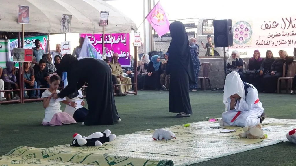 بدء فعاليات خيمة اعتصام في الرقة تنديداً بهجمات الاحتلال واستهداف النساء