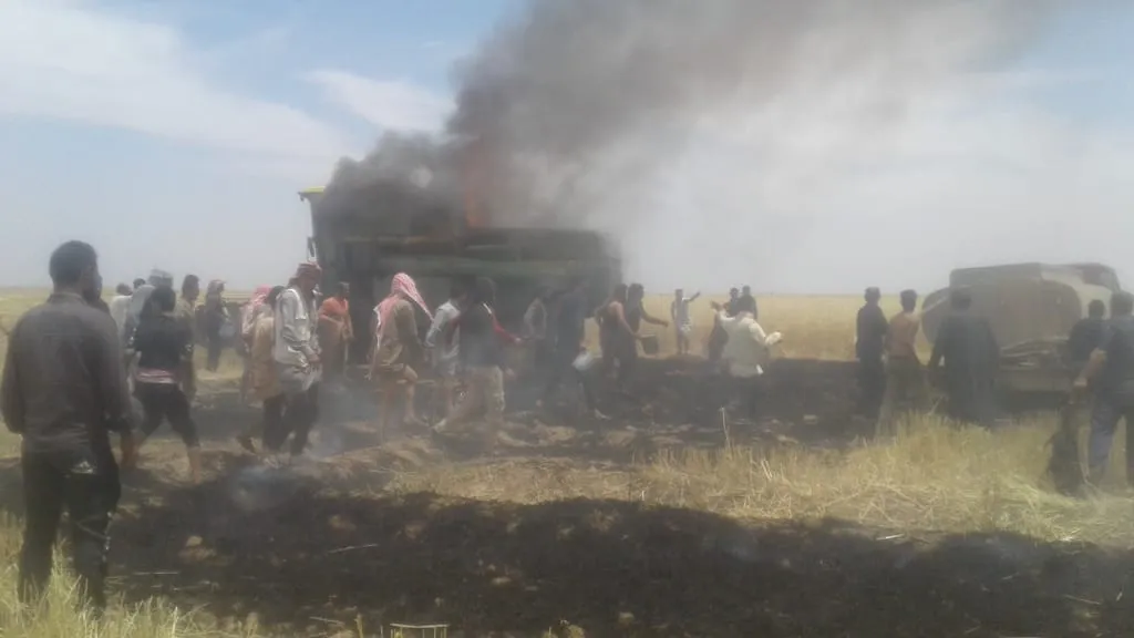 عطل كهربائي في حصادة يؤدي إلى نشوب حريق